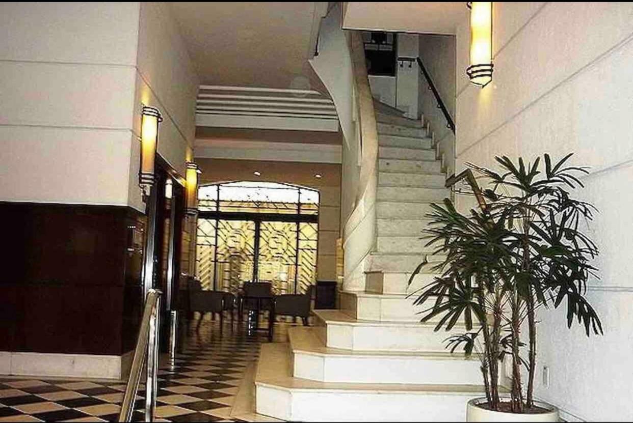Residencial com serviços 45 metros decorado com sala, suíte e cozinha na quadra da praia de Copacabana Rio de Janeiro Exterior foto
